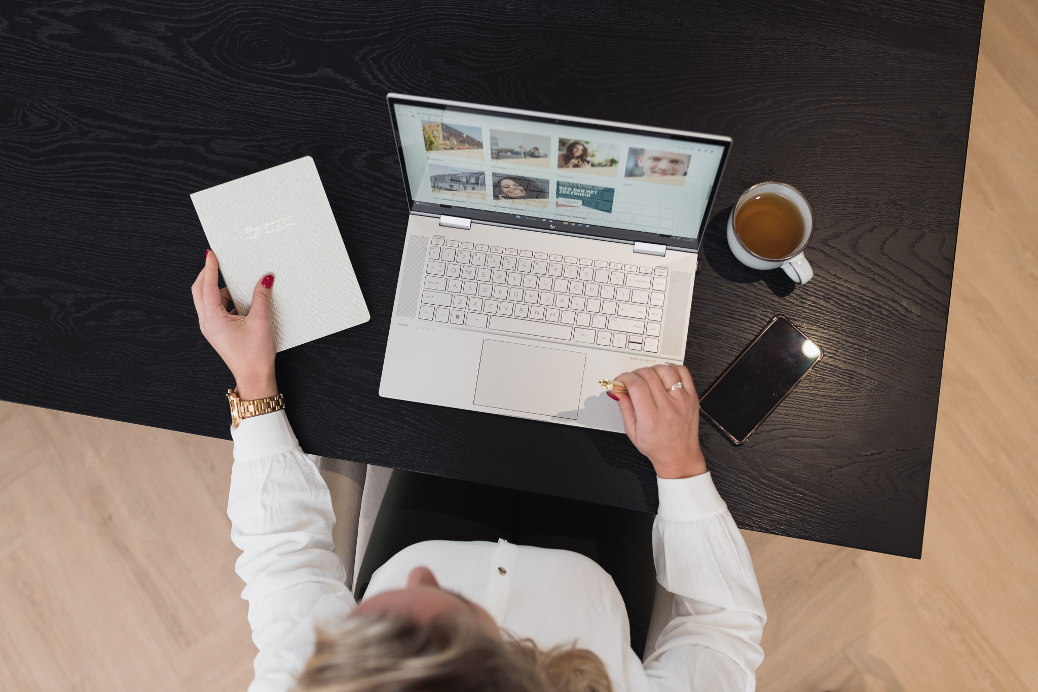 Hypotheekgesprek aan tafel met laptop