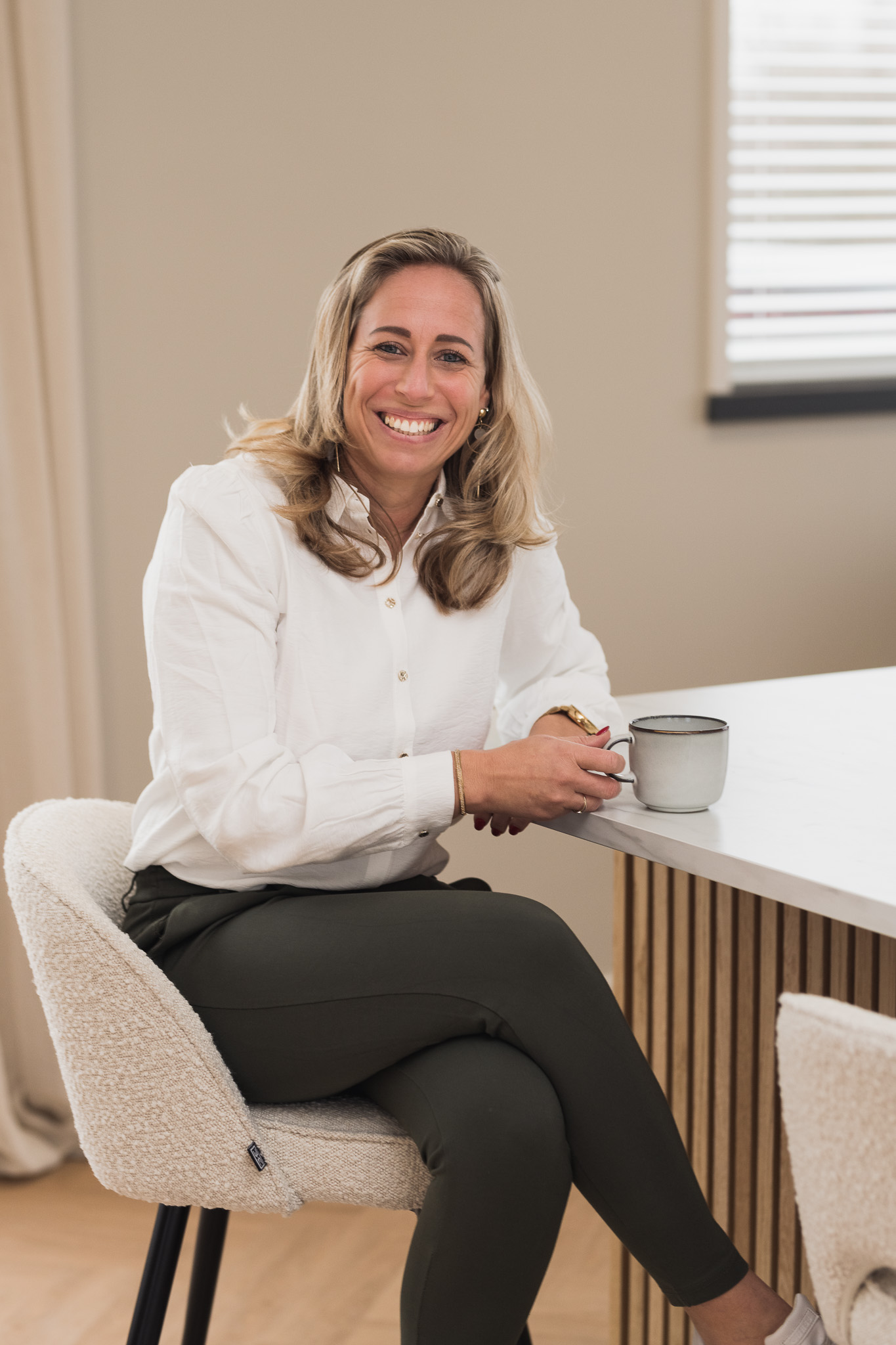 Anouk Verschoor aan de keukentafel