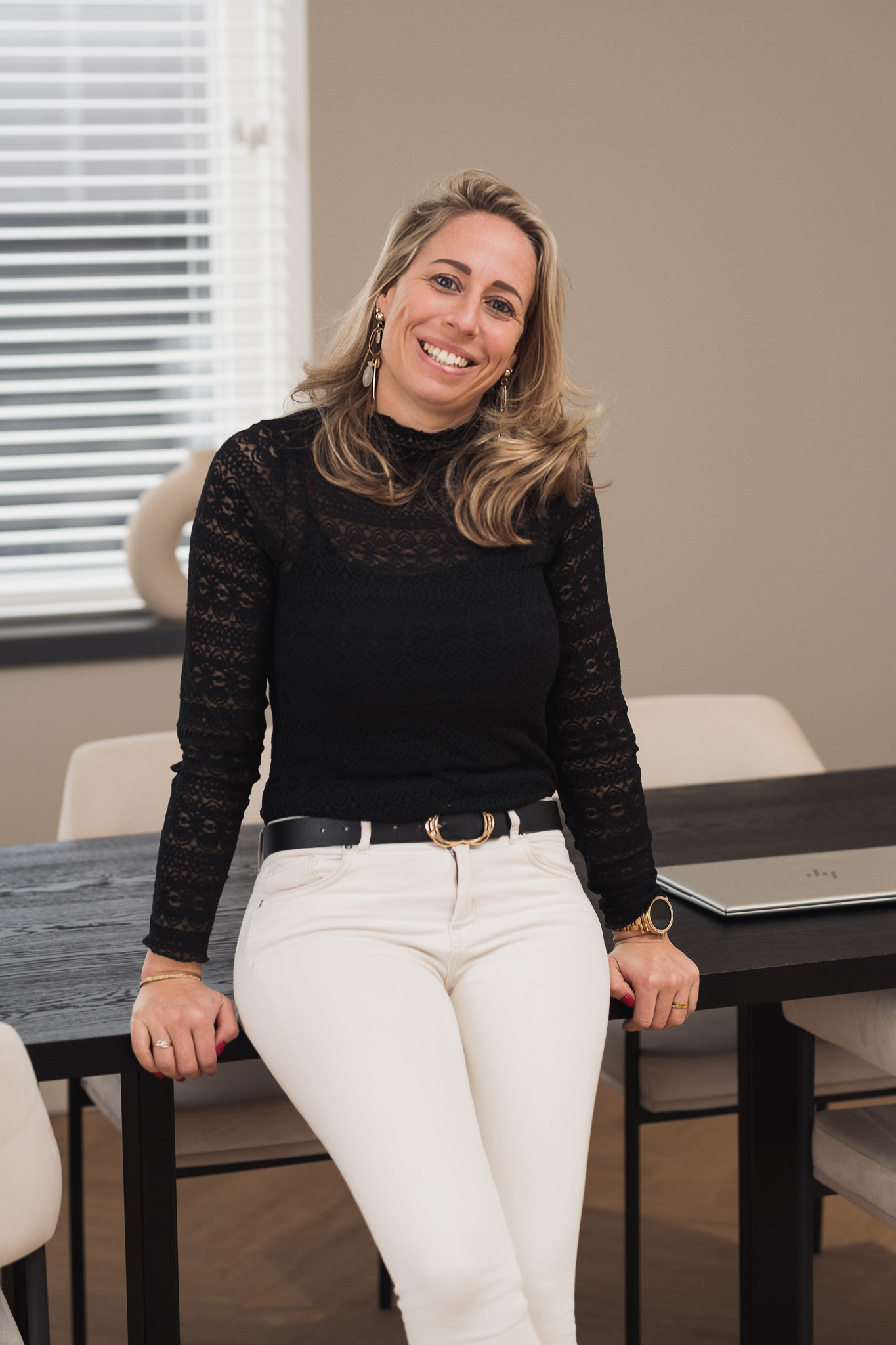 Anouk Verschoor tegen de eettafel